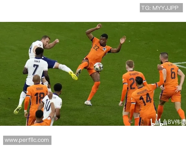 荷兰队与英格兰队热身赛大比分战平，球迷尖叫欢呼，激动人心的对决！